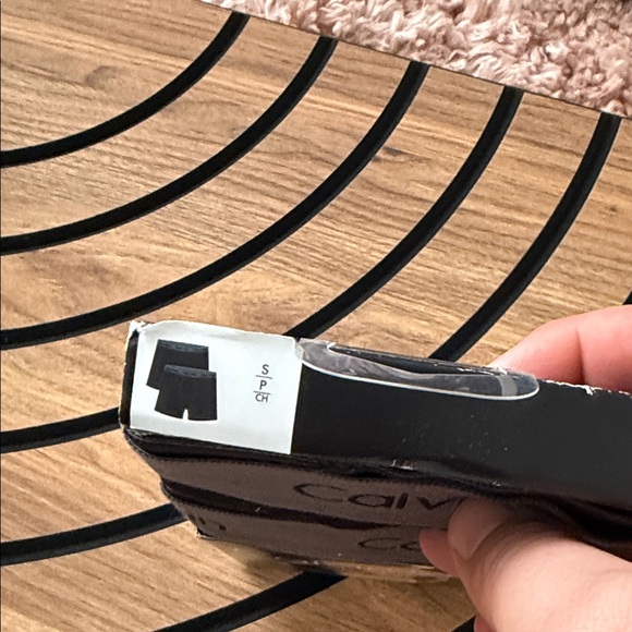 Calvin Klein - Picture 4 of 6